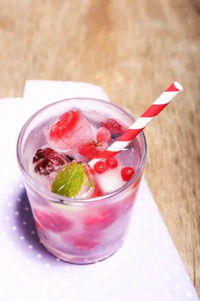 Kalter Cocktail mit Beeren — Stockfoto