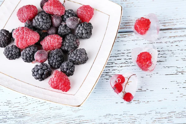 Cubi di ghiaccio con ribes rosso — Foto Stock