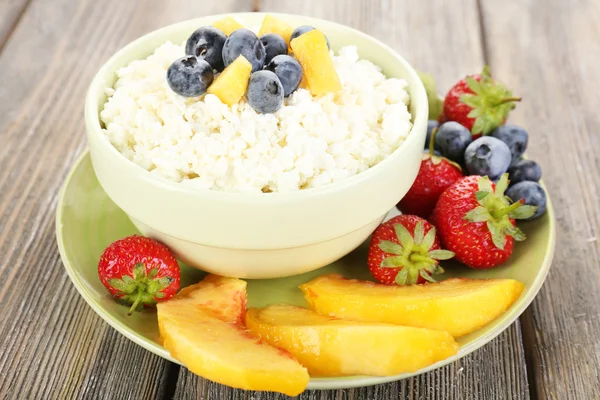 Queso de cabaña con frutas y bayas — Foto de Stock