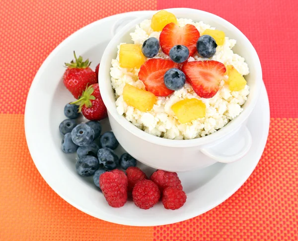 Cottage cheese with fruits and berries — Stock Photo, Image