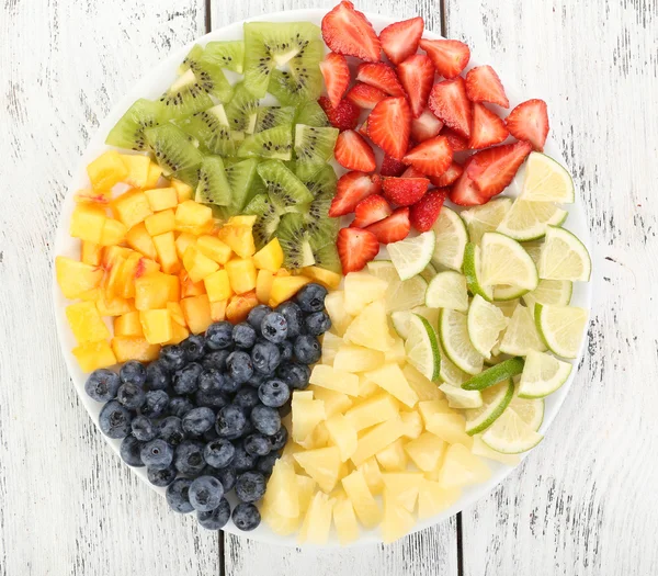 Frutas en rodajas en el plato —  Fotos de Stock