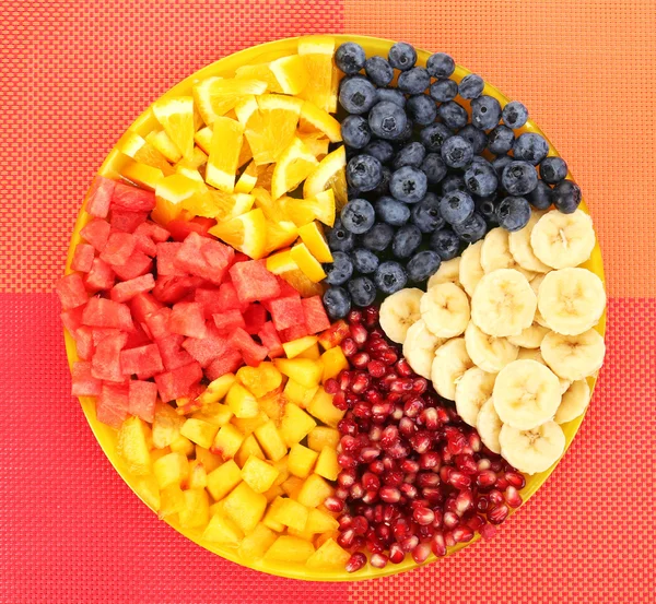 Fruits tranchés sur assiette — Photo