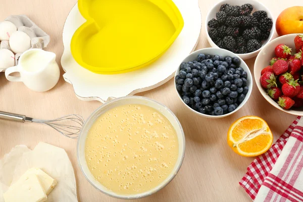 Memanggang pie lezat dan bahan-bahan untuk itu di atas meja di dapur — Stok Foto