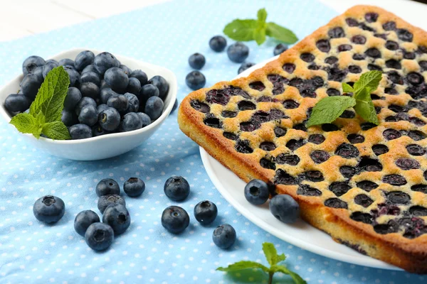 Smakelijke bosbessen taart op tafel — Stockfoto