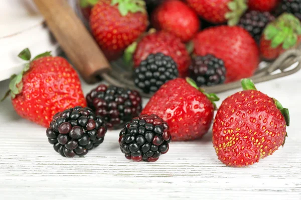 Fragole e more in cesto metallico sul tavolo da vicino — Foto Stock