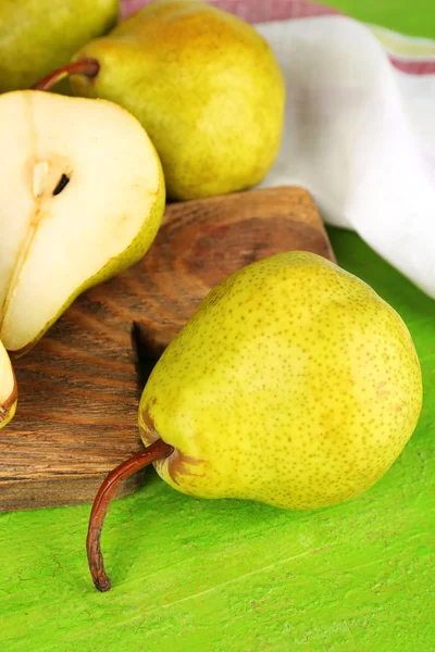 テーブルに熟した梨をクローズ アップ — ストック写真