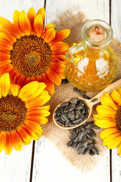 Zonnebloemen met olie en zaden — Stockfoto