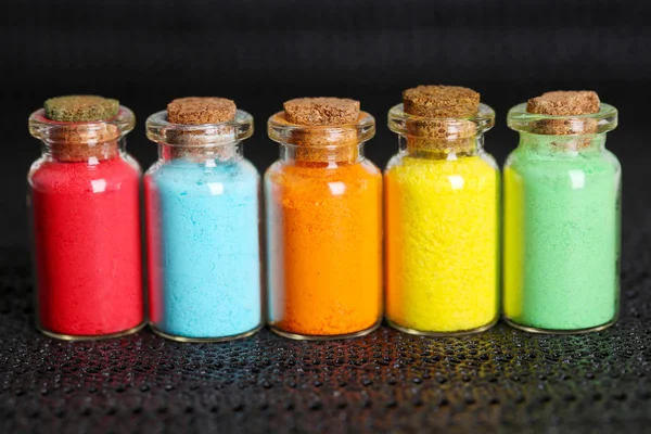 Bottiglie con pigmenti secchi colorati — Foto Stock