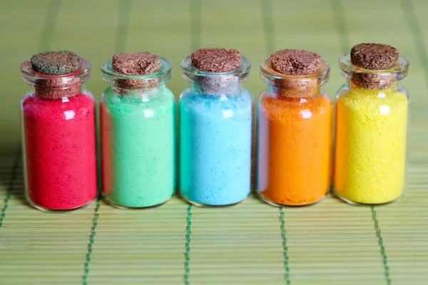 Bouteilles avec des pigments secs colorés — Photo