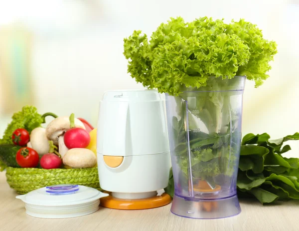 Licuadora con verduras frescas —  Fotos de Stock