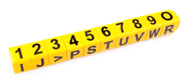 Eğitim küpleri ile farklı numaralar üzerine beyaz izole — Stok fotoğraf