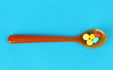 Plastik kaşık hapları ile