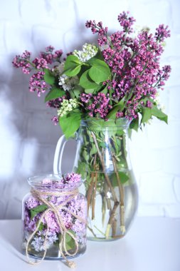 lila bloemen in vaas