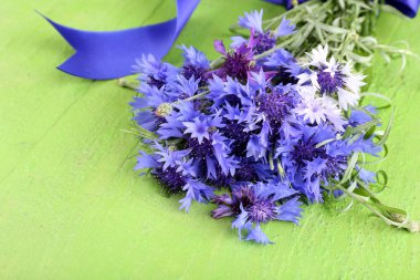 ahşap zemin üzerinde şerit ile güzel bir buket