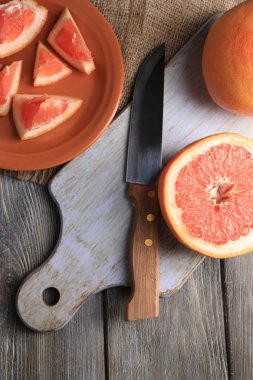 Olgun greyfurt ve bıçak