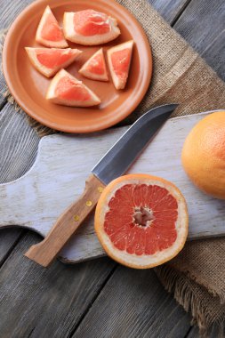 Olgun greyfurt ve bıçak