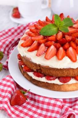 Lezzetli bisküvi kek çilek ile