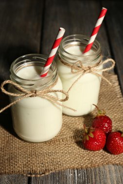 tablo üzerinde kağıt çöp şişe süt