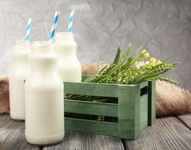 tablo üzerinde kağıt çöp şişe süt