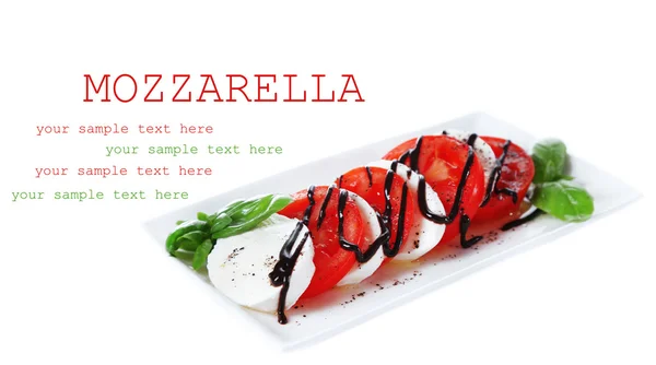 Tabakta üzerine beyaz izole Caprese salatası — Stok fotoğraf