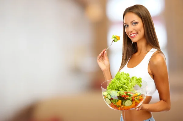 Beautiful young woman with salad — Stock Photo, Image