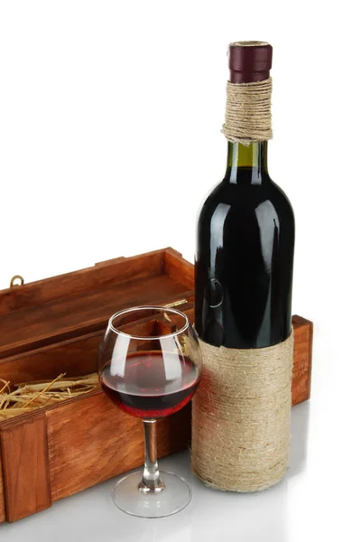 Rött vin i box isolerad på vit — Stockfoto