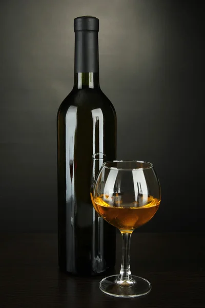 Białe wino na czarnym tle — Zdjęcie stockowe