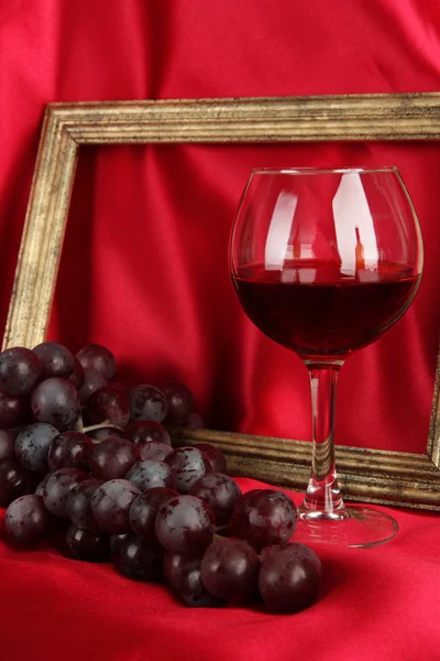 Composição do quadro, vinho e uvas sobre fundo brilhante — Fotografia de Stock