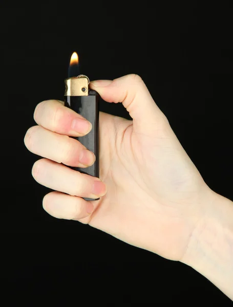 Acendedor em chamas na mão feminina — Fotografia de Stock