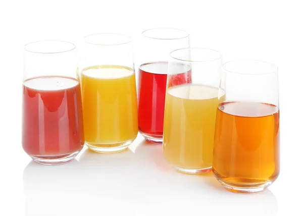 Varietà di succhi in bicchieri, isolati su bianco — Foto Stock