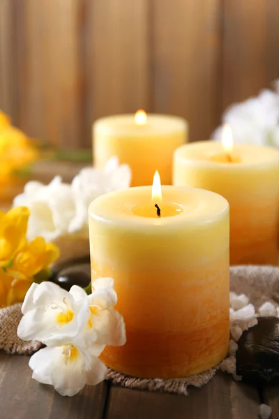 Belle candele con fiori — Foto Stock