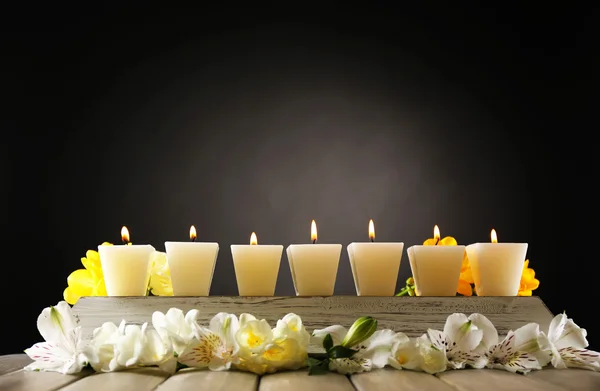 Красиві свічки з квітами — стокове фото