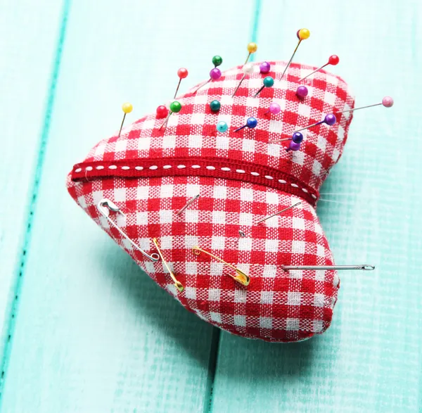 Fabric heart and safety pins — Stock Photo, Image