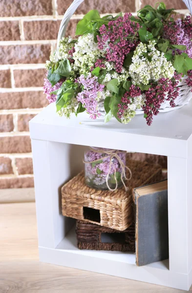 Flores de lilás em cesta de vime — Fotografia de Stock