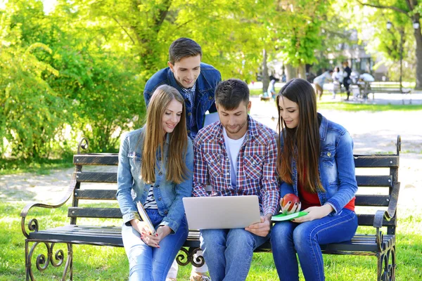 学生坐在公园 — 图库照片