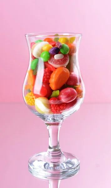 Verschiedene bunte Fruchtbonbons im Glas — Stockfoto