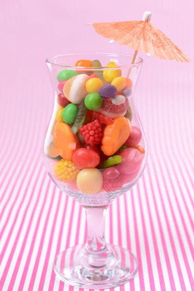 Διαφορετικά πολύχρωμα φρούτα καραμέλα σε ποτήρι — Φωτογραφία Αρχείου