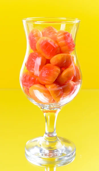 Различные красочные фруктовые конфеты в стекле — стоковое фото