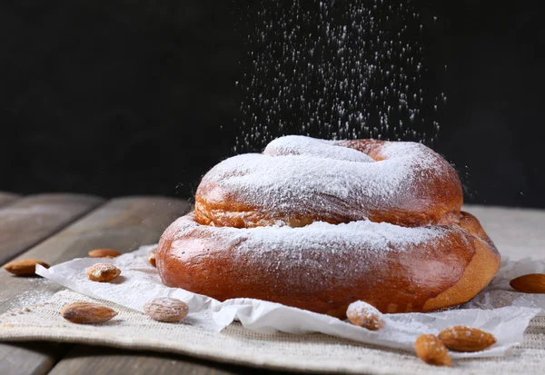 Leckerer Kuchen auf dem Tisch — Stockfoto