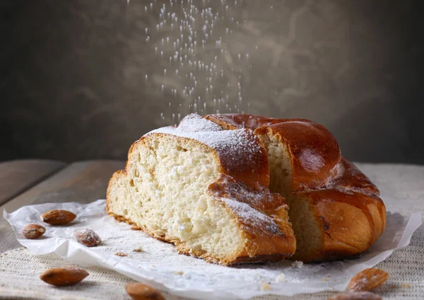 Leckerer Kuchen auf dem Tisch — Stockfoto