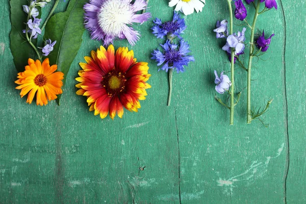 Красивые полевые цветы на столе — стоковое фото