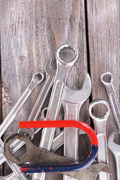 Magnet and wrenches on color wooden background — Stock Photo, Image