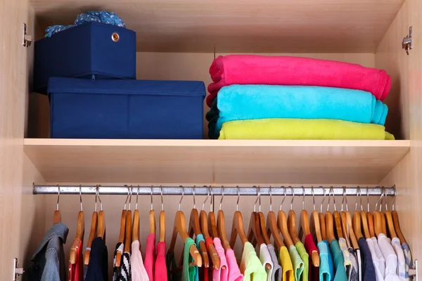 Kleurrijke kleding in garderobe — Stockfoto
