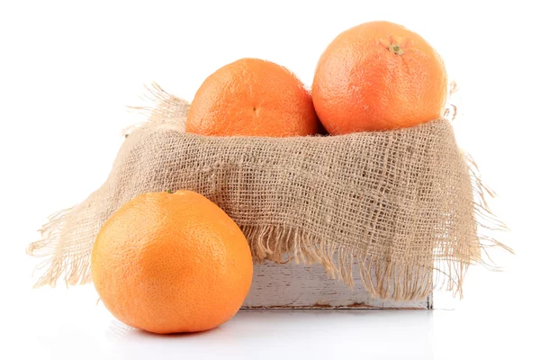 Спелые грейпфруты в деревянной коробке — стоковое фото