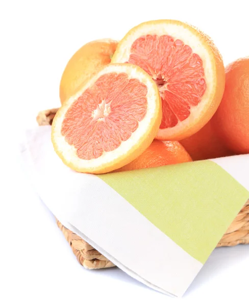 Rijp grapefruits in rieten mand — Stockfoto