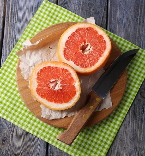 Ripe grapefruits and knife — Stock Photo, Image