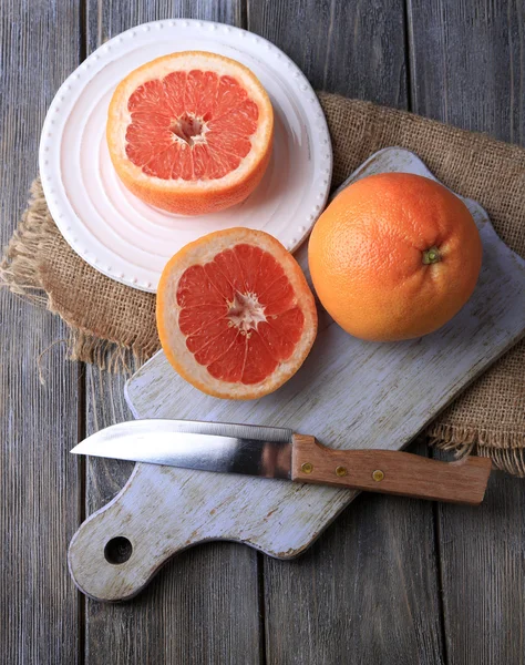 Pomelos y cuchillo maduros — Foto de Stock