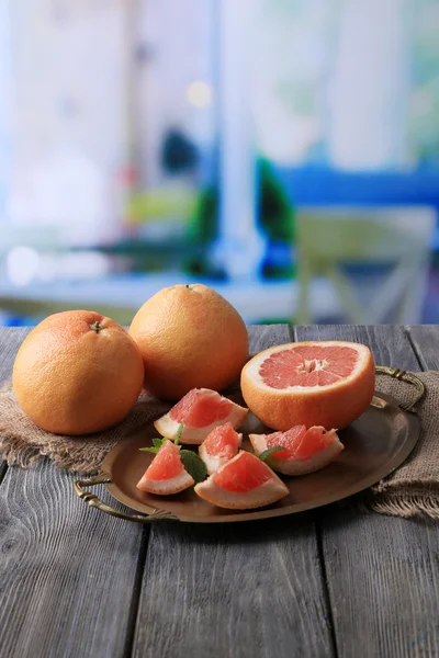 Спелые грейпфруты на подносе — стоковое фото