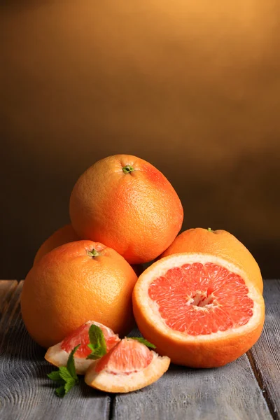 Rijp grapefruits op houten bord — Stockfoto