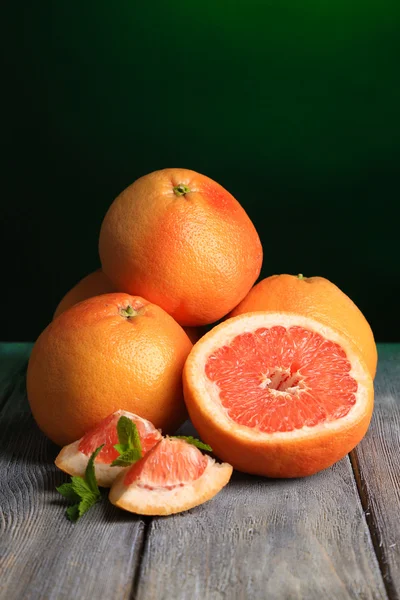Rijp grapefruits op houten bord — Stockfoto